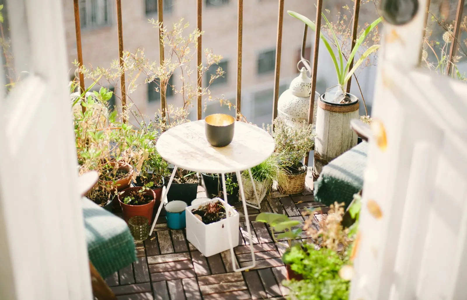 Terraza jardín con mobiliario exterior, imagen de referencia para La Bella Suiza