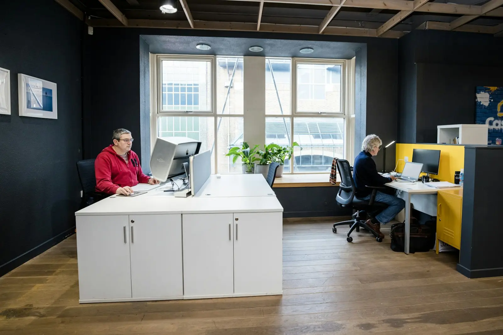 Espacio de coworking contemporáneo, imagen de referencia para La Bella Suiza
