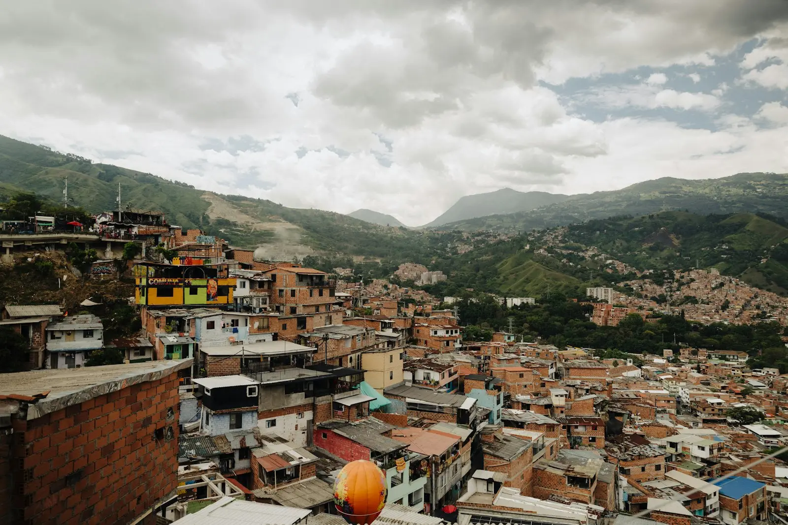 Vista urbana con montañas de Colombia, imagen de referencia para el entorno de Manizales