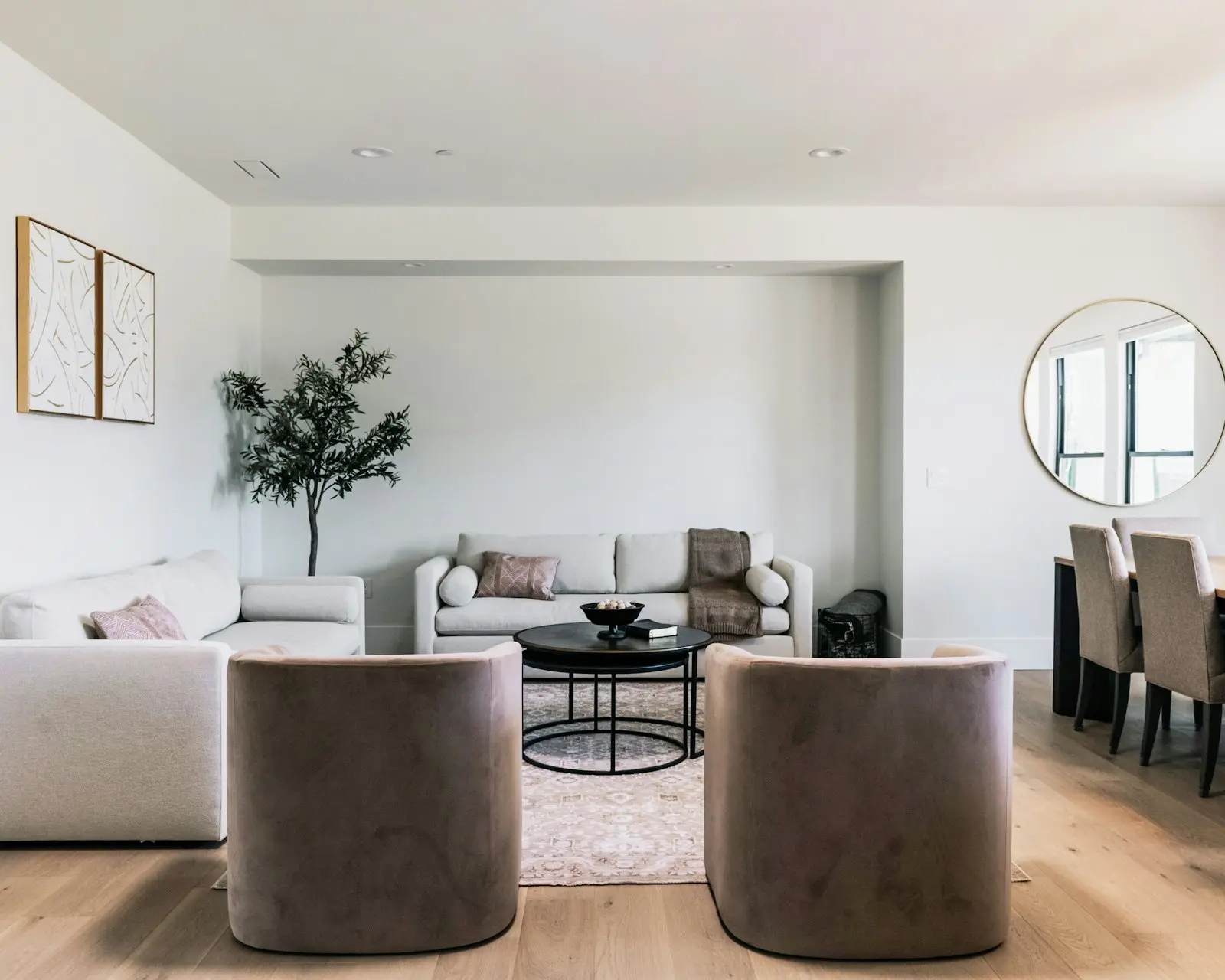 Sala moderna de tonos cálidos, imagen de referencia para los interiores de La Bella Suiza